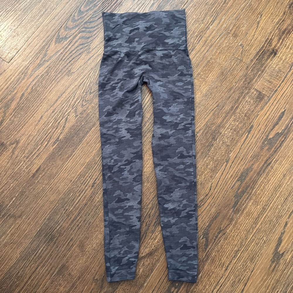 Spanx Camo Leggings Size Small Petite Gray